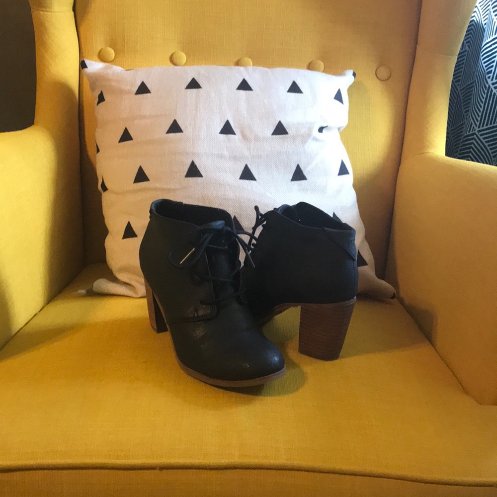 Tom’s black booties